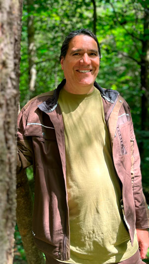 Profilfoto des Schreiners Thomas Ribeiro Maier, stehend neben einem Baum